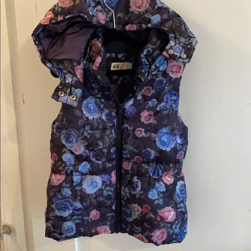 H&M girls puffer vest with hood- Size 5-6 youth